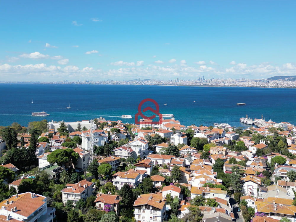310 m² arsalı, müştemilatlı, merkezi konumda satılık müstakil ev