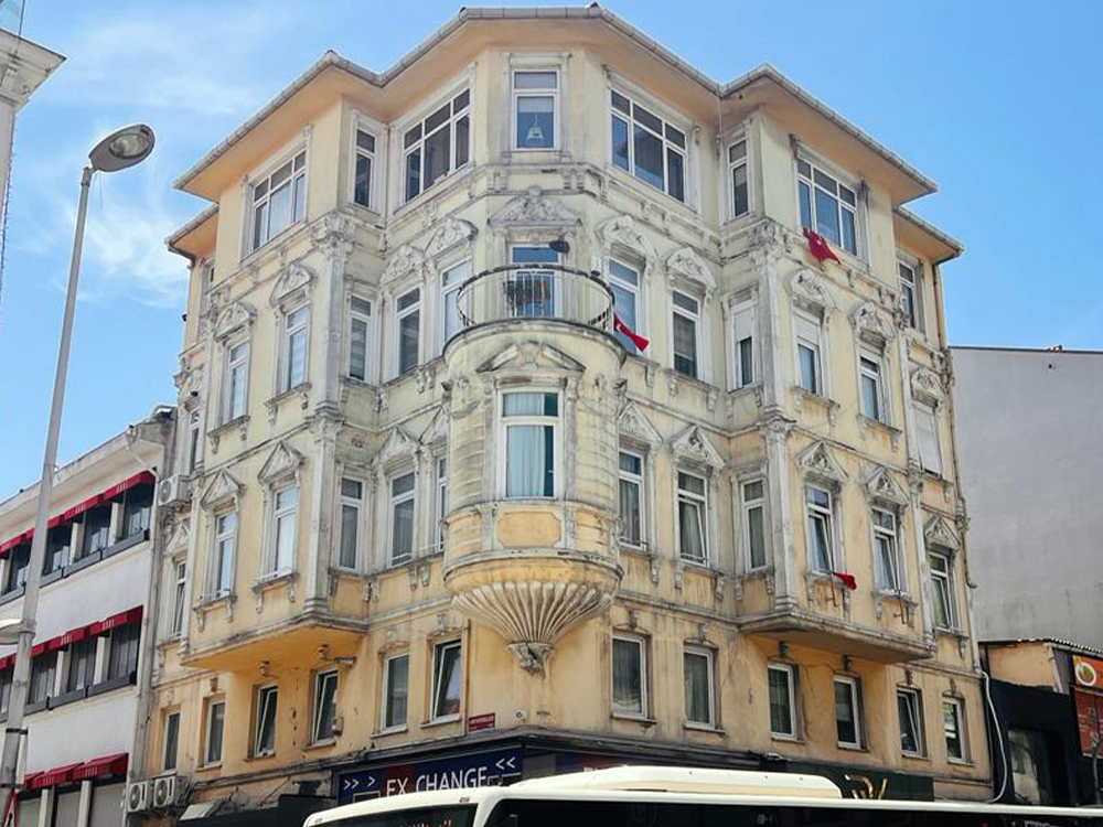 Ortaköy Kalbinde Satılık Yalı Dairesi Tam Kat Yenilenmiş 4+1